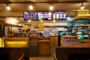 따뜻한 우드와 벽돌이 어우러진 감성 카페 인테리어